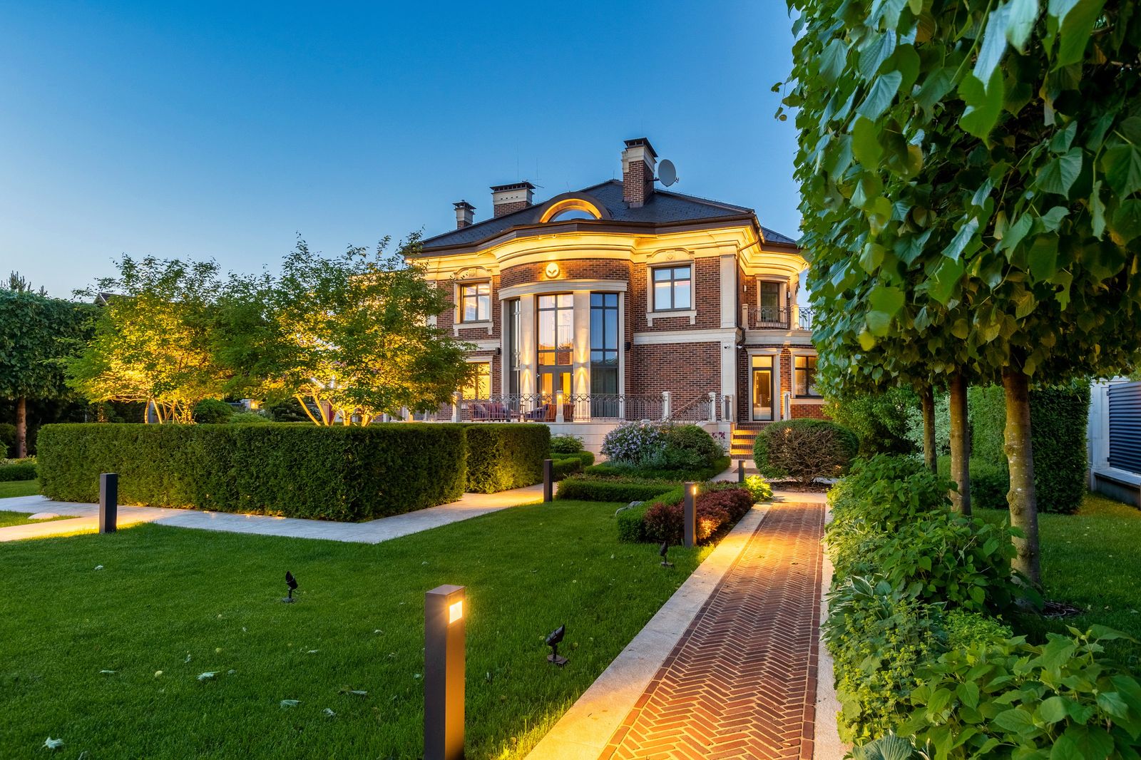 Аврора — вечерняя иллюминация резиденции, фото 3